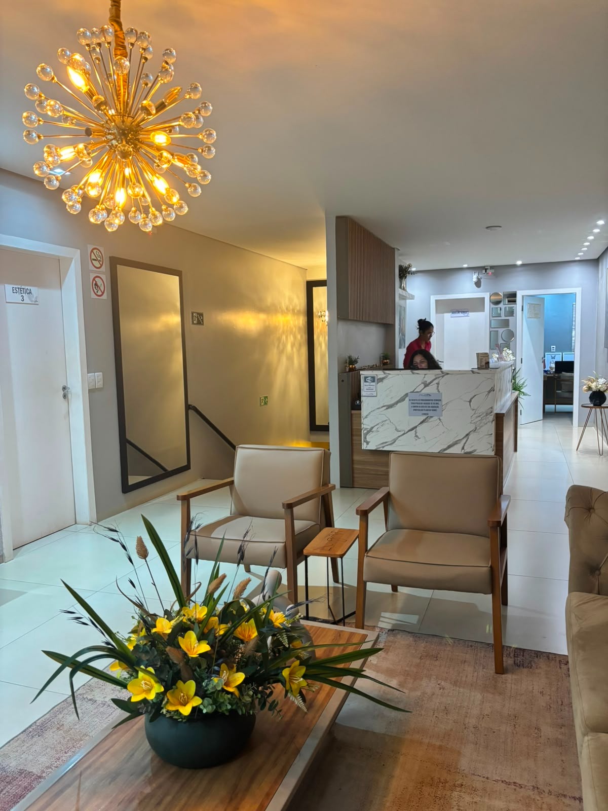 Recepção da Clínica Modellen com lustre dourado